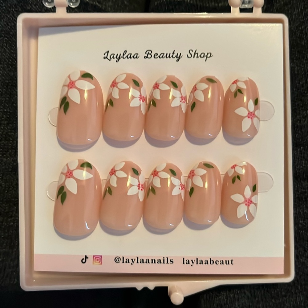 Press-On Nails
From Laylaa Beauty Shop